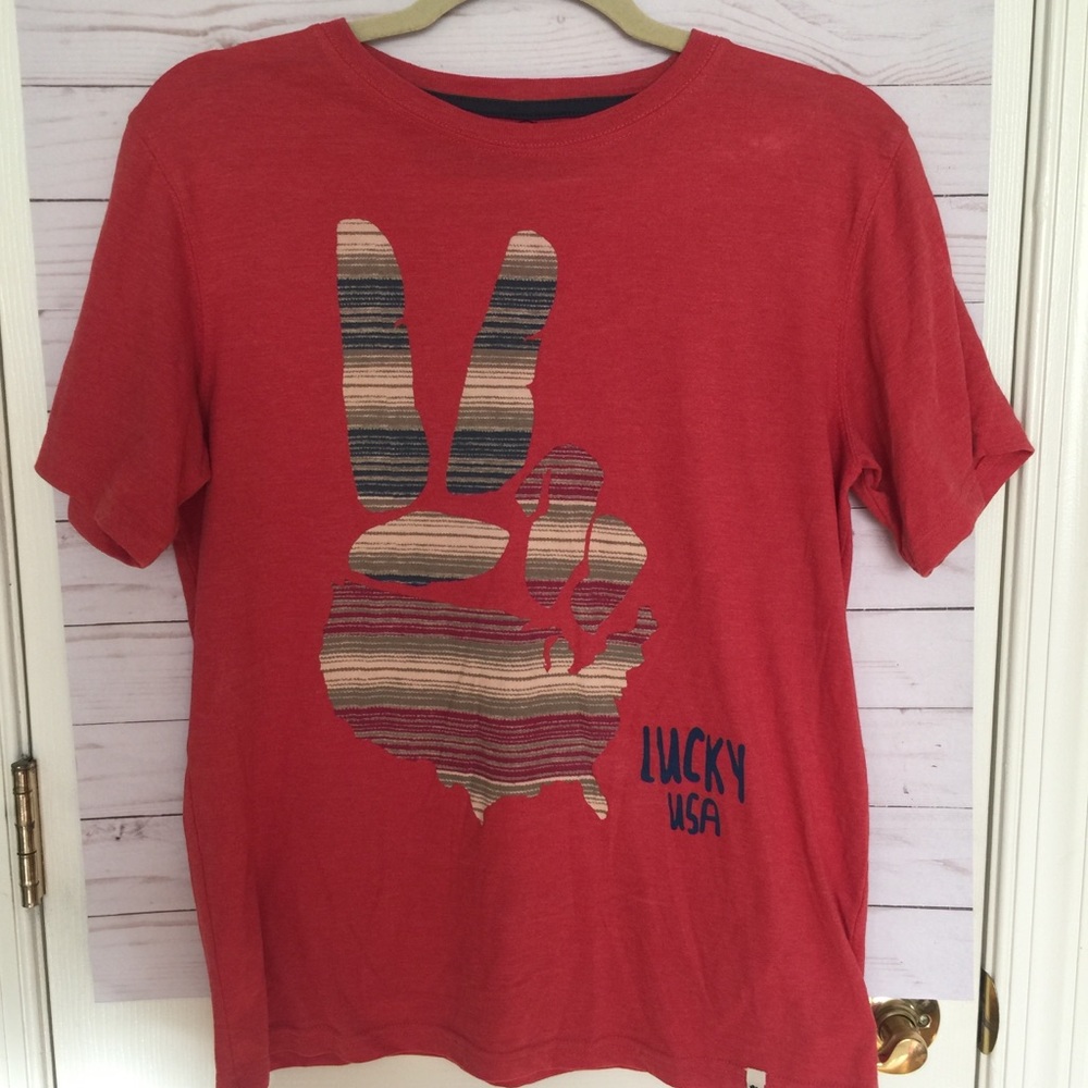 Lucky Brand Men’s Graphic Lucky USA tee 124T. Fits like a small